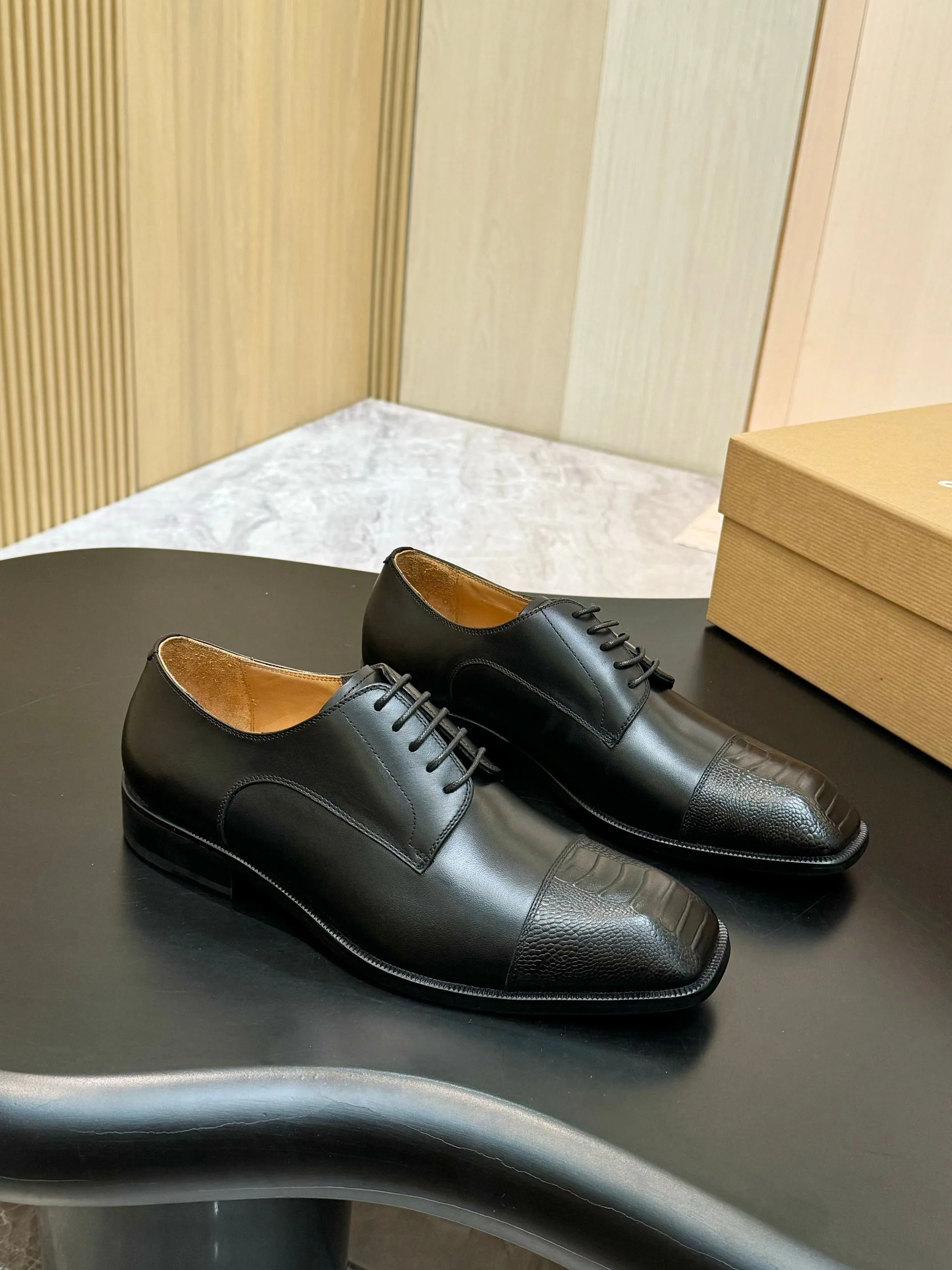[CL red sole shoes] Top P: 1020💰 Size 39-44 (⚠️38.45.46.47 custom-made, non-returnable and non-exchangeable) 🆑High-end men's business formal leather shoes, original authentic top quality goods ••✅💯 Top original order purchasing agent! Original imported patterned cowhide ➕Imported cowhide lining ➕Cowhide feet ➕Original leather outsole~🉑️Feel free to compare the authentic ones!